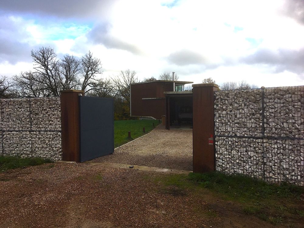 YONNE 地区的现代住宅，融入自然的景观设计