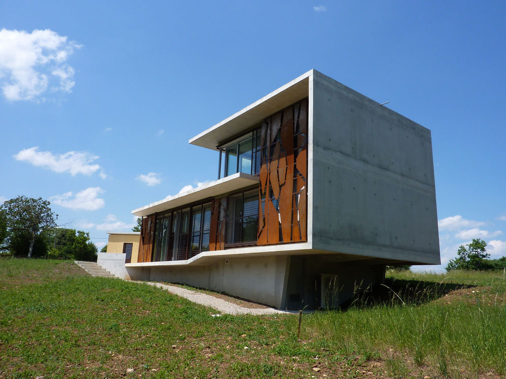 YONNE 地区的现代住宅，融入自然的景观设计