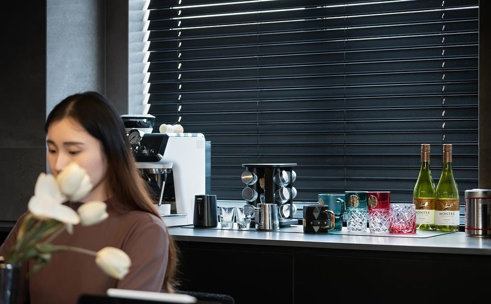 暗黑系住宅改造，私密性与舒适性完美平衡