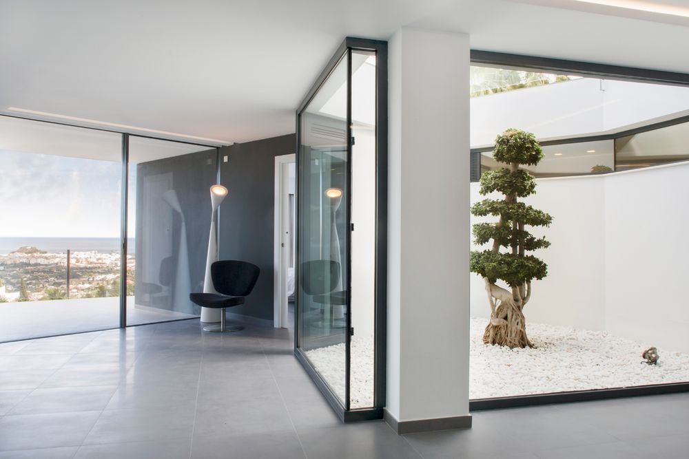 "Medussa House" 依山就势，充分利用自然光
