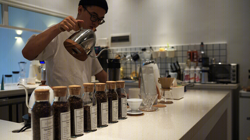 31_Coffee Brewer | 白色木纹的半开放式咖啡空间