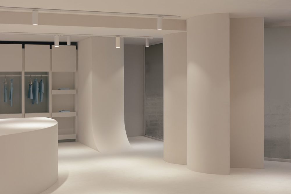 比利时建筑师重塑 Courrèges 历史旗舰店，单色氛围镜子游戏展现现代建筑姿态