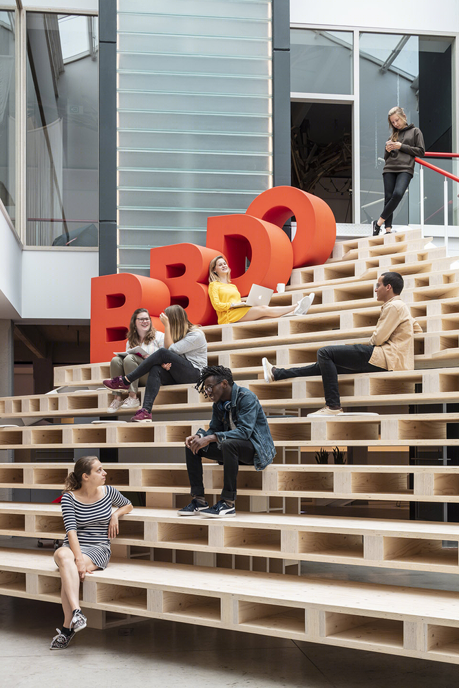 比利时 BBDO Brussels 办公室的动态设计