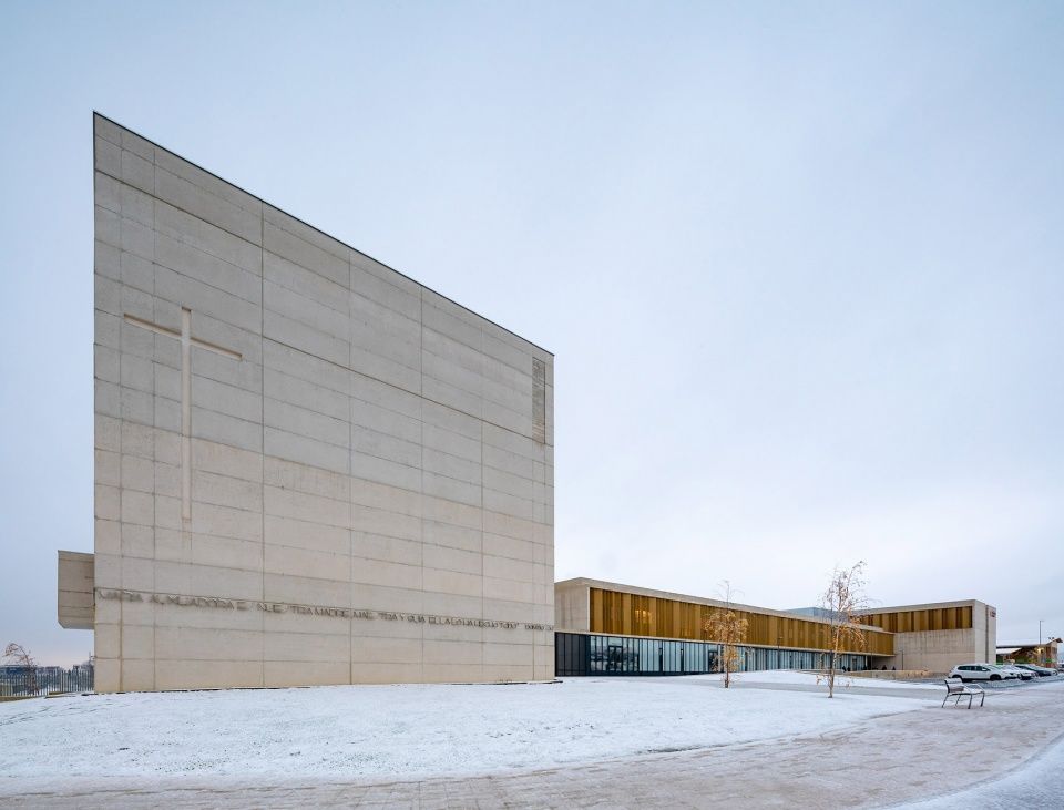 Salesianos Pamplona 工艺学校 | 柔性连接的城市建筑群