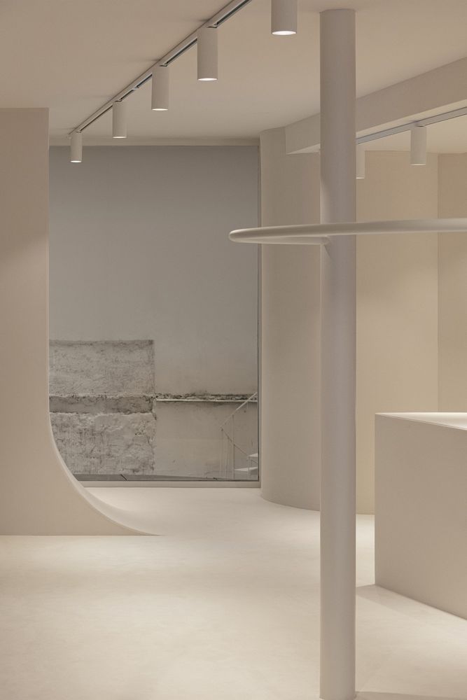 比利时建筑师重塑 Courrèges 历史旗舰店，单色氛围镜子游戏展现现代建筑姿态