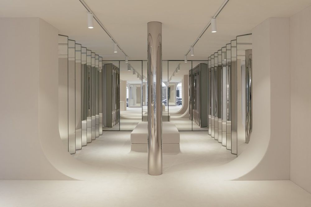 比利时建筑师重塑 Courrèges 历史旗舰店，单色氛围镜子游戏展现现代建筑姿态