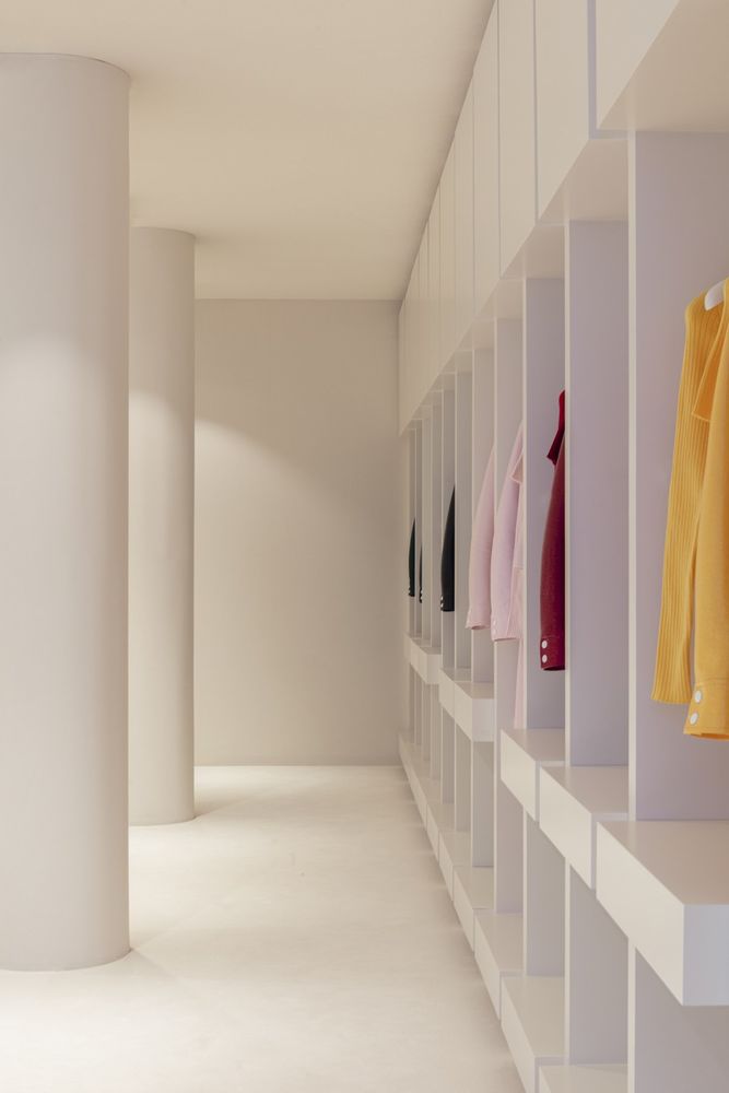 比利时建筑师重塑 Courrèges 历史旗舰店，单色氛围镜子游戏展现现代建筑姿态
