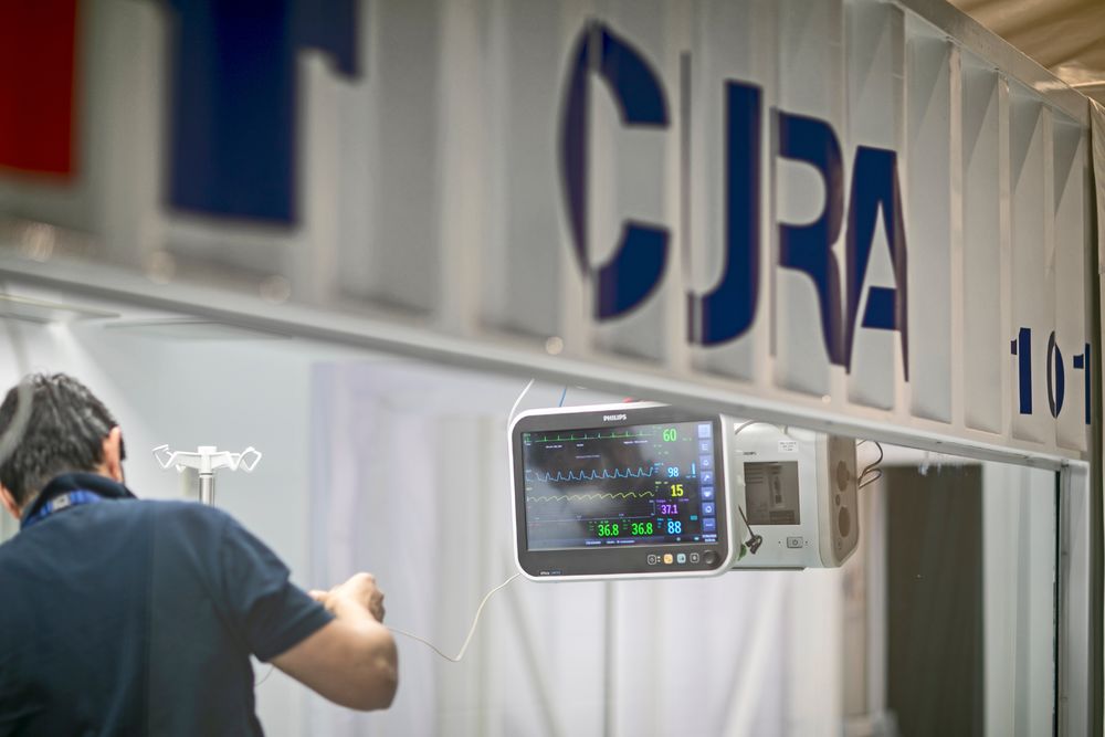 疫情下的紧急救治室——集装箱改建的 ICU 病房