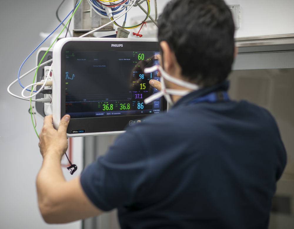 疫情下的紧急救治室——集装箱改建的 ICU 病房