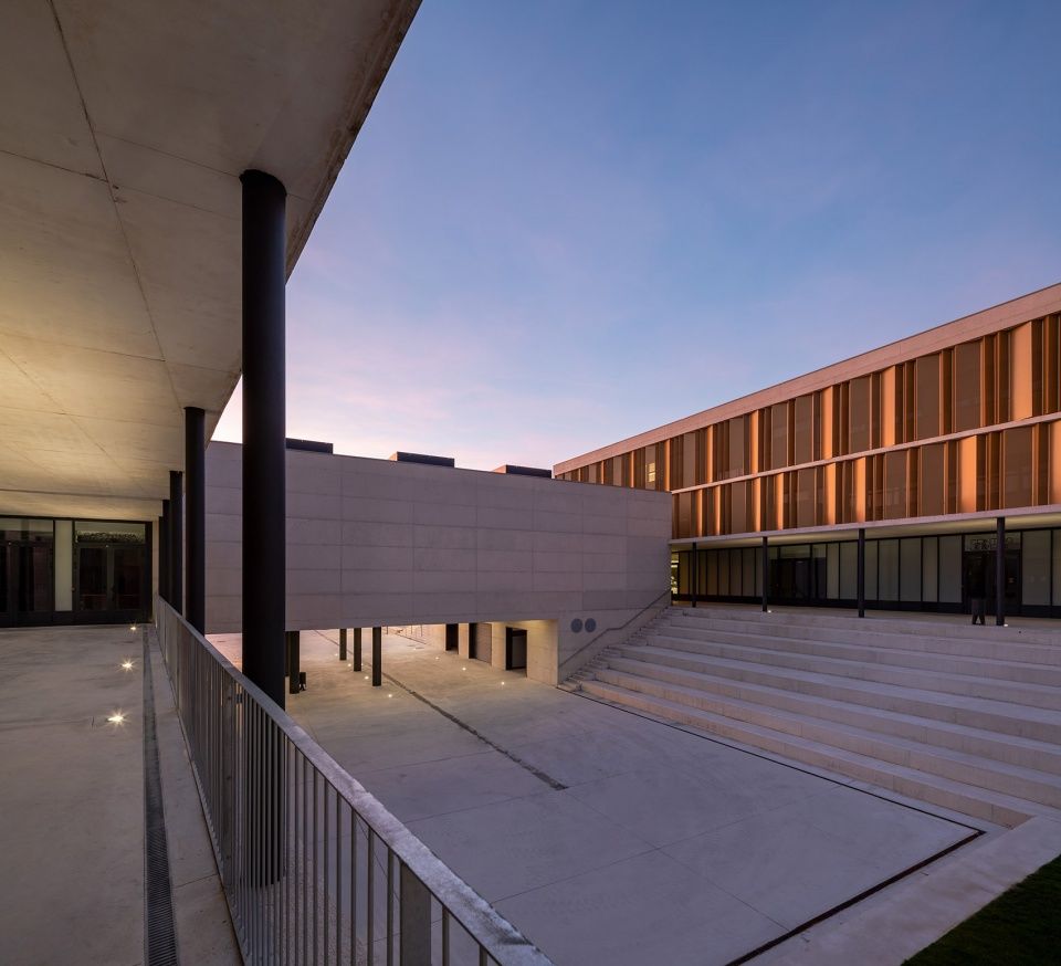 Salesianos Pamplona 工艺学校 | 柔性连接的城市建筑群