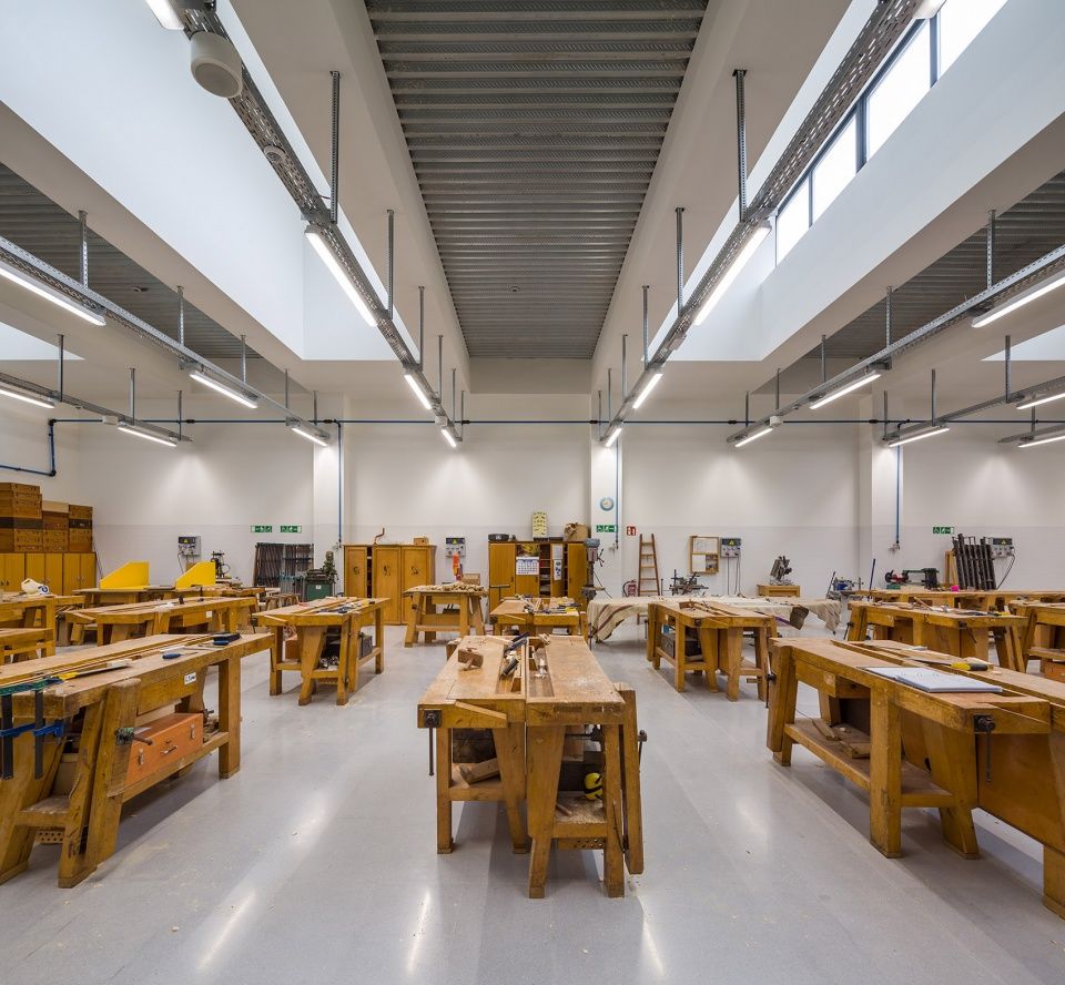 Salesianos Pamplona 工艺学校 | 柔性连接的城市建筑群
