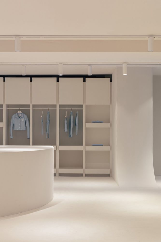 比利时建筑师重塑 Courrèges 历史旗舰店，单色氛围镜子游戏展现现代建筑姿态