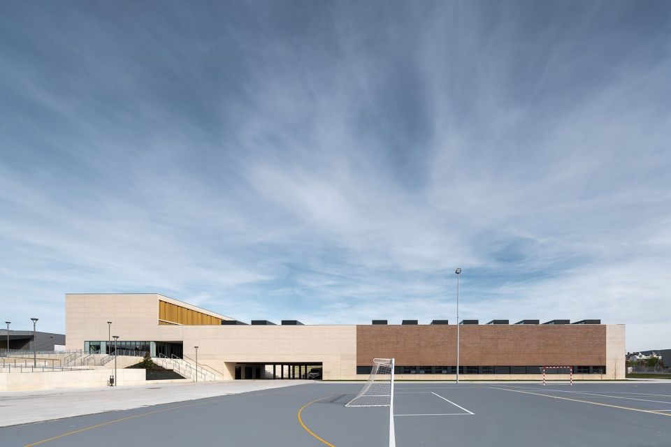 Salesianos Pamplona 工艺学校 | 柔性连接的城市建筑群
