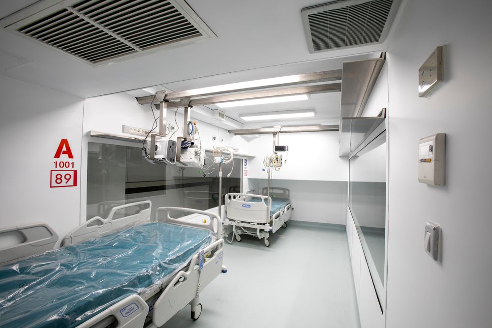 疫情下的紧急救治室——集装箱改建的 ICU 病房