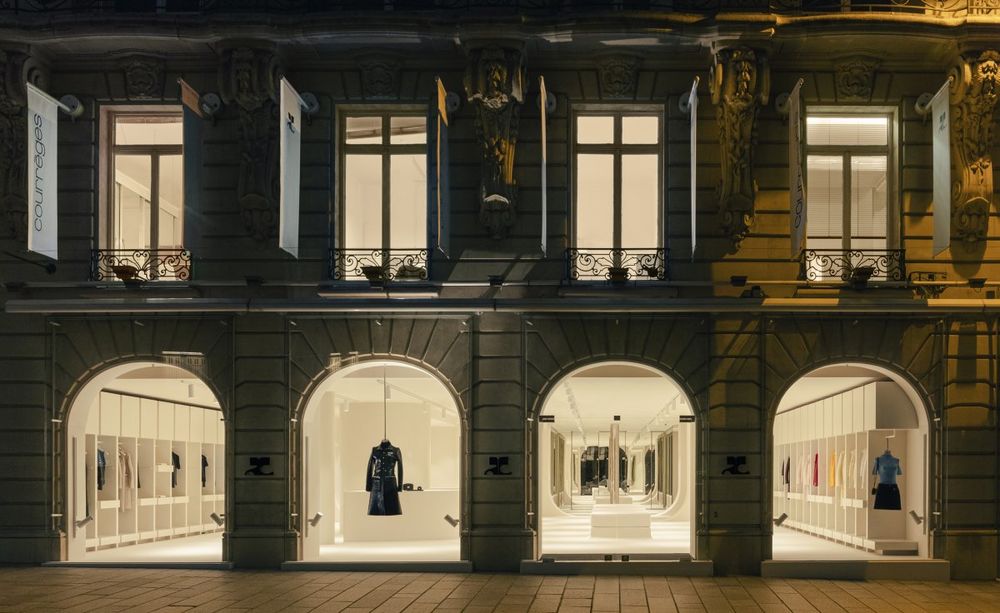 比利时建筑师重塑 Courrèges 历史旗舰店，单色氛围镜子游戏展现现代建筑姿态