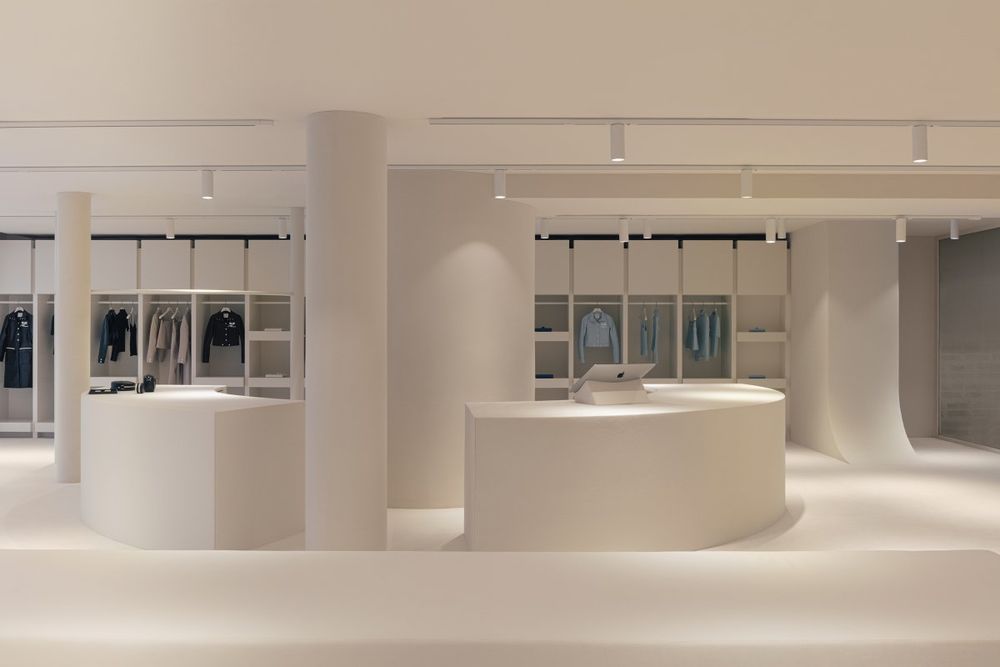 比利时建筑师重塑 Courrèges 历史旗舰店，单色氛围镜子游戏展现现代建筑姿态