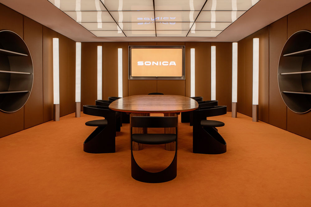 Sonica 总部 | 穿越时空的科技感办公室设计