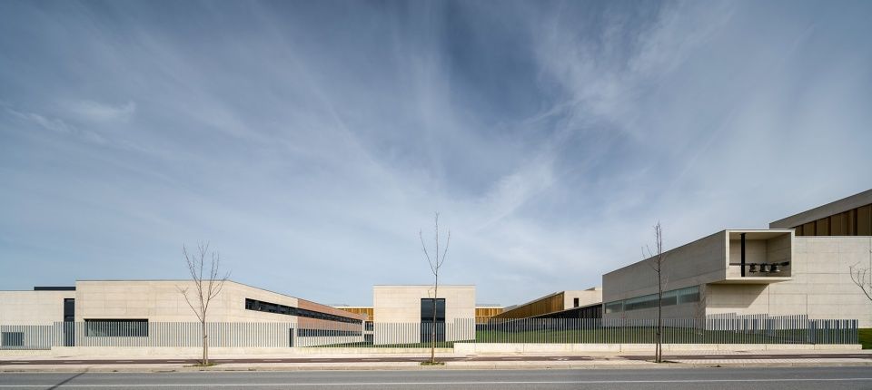 Salesianos Pamplona 工艺学校 | 柔性连接的城市建筑群