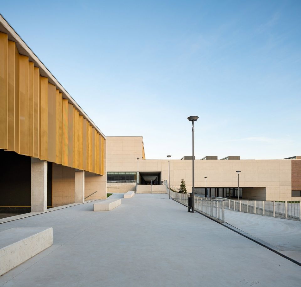 Salesianos Pamplona 工艺学校 | 柔性连接的城市建筑群