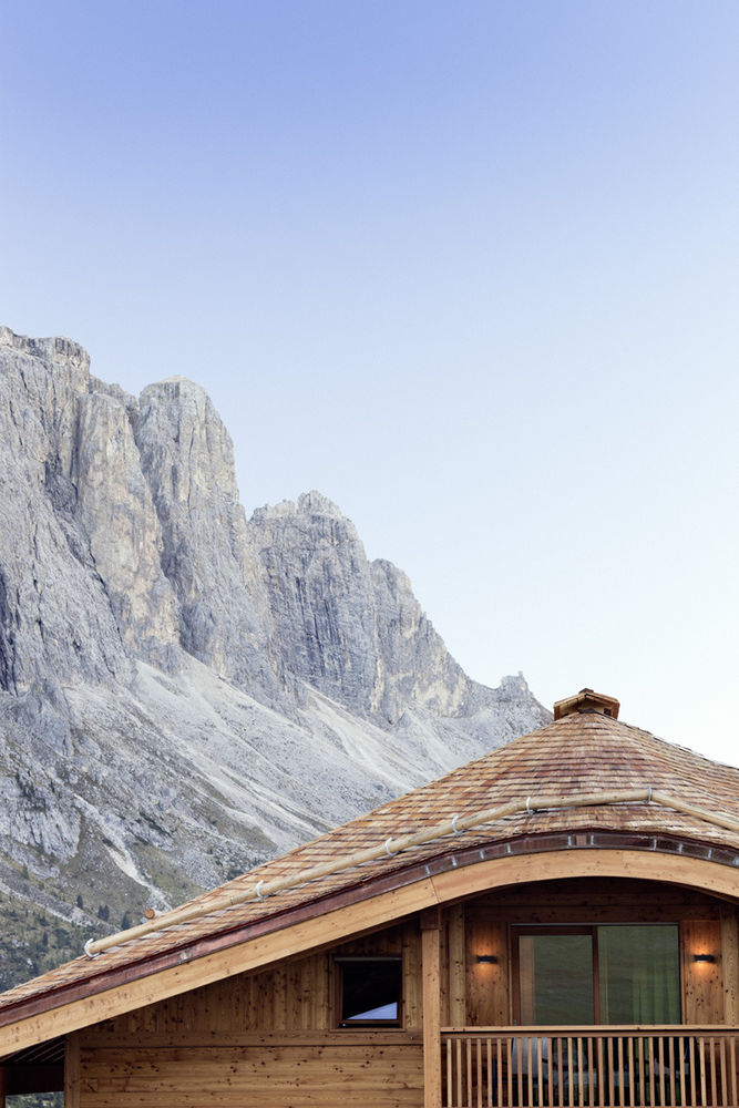 雪山之巅的温馨木屋——Perathoner Architects 的 Hotel Chalet Gerard 设计