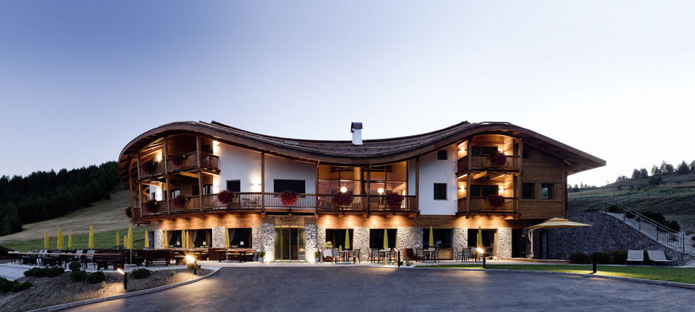 雪山之巅的温馨木屋——Perathoner Architects 的 Hotel Chalet Gerard 设计