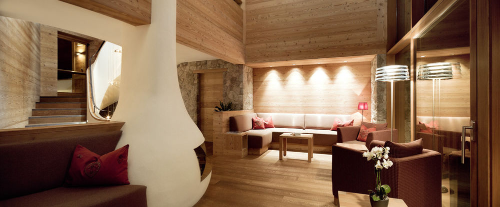 雪山之巅的温馨木屋——Perathoner Architects 的 Hotel Chalet Gerard 设计