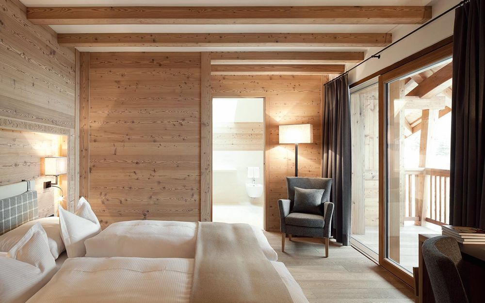 雪山之巅的温馨木屋——Perathoner Architects 的 Hotel Chalet Gerard 设计