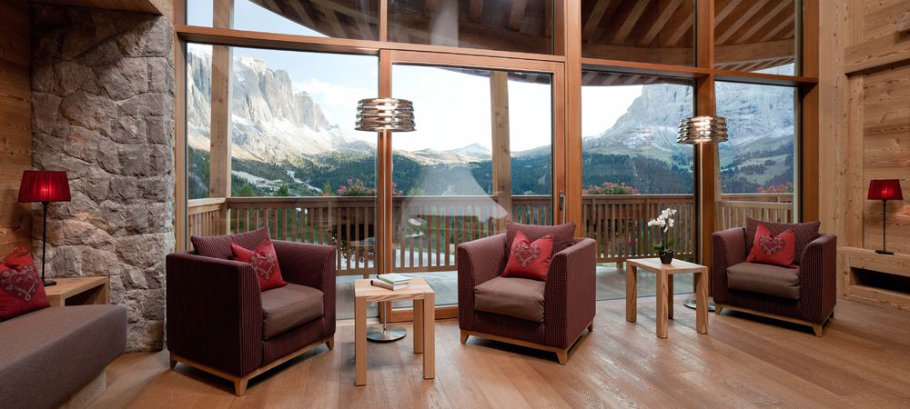 雪山之巅的温馨木屋——Perathoner Architects 的 Hotel Chalet Gerard 设计