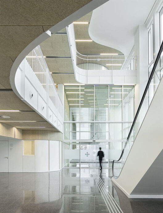 西班牙 Girona Clinic | 人性化设计与功能完美的医疗建筑典范