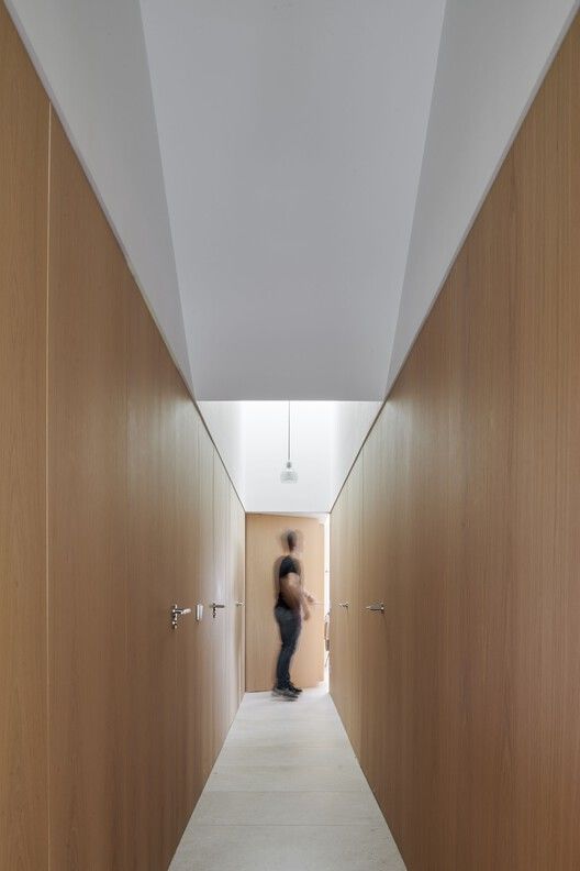 西班牙 Pamplona 的 JM House Renovation | 重塑 80 年代美国梦
