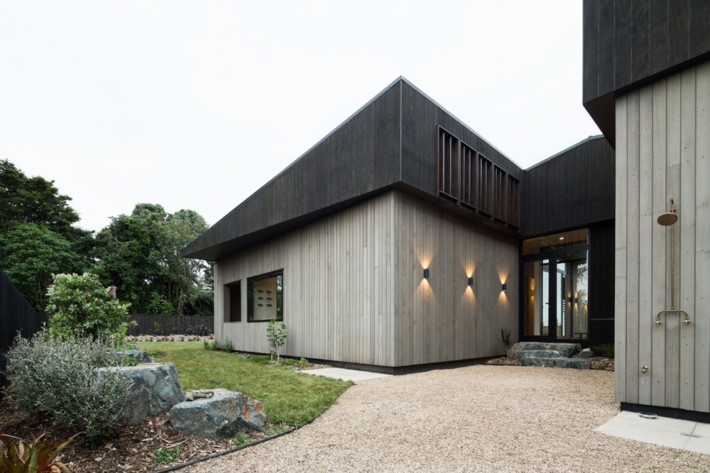 新西兰"檐下"住宅，黑色屋檐的景观视野