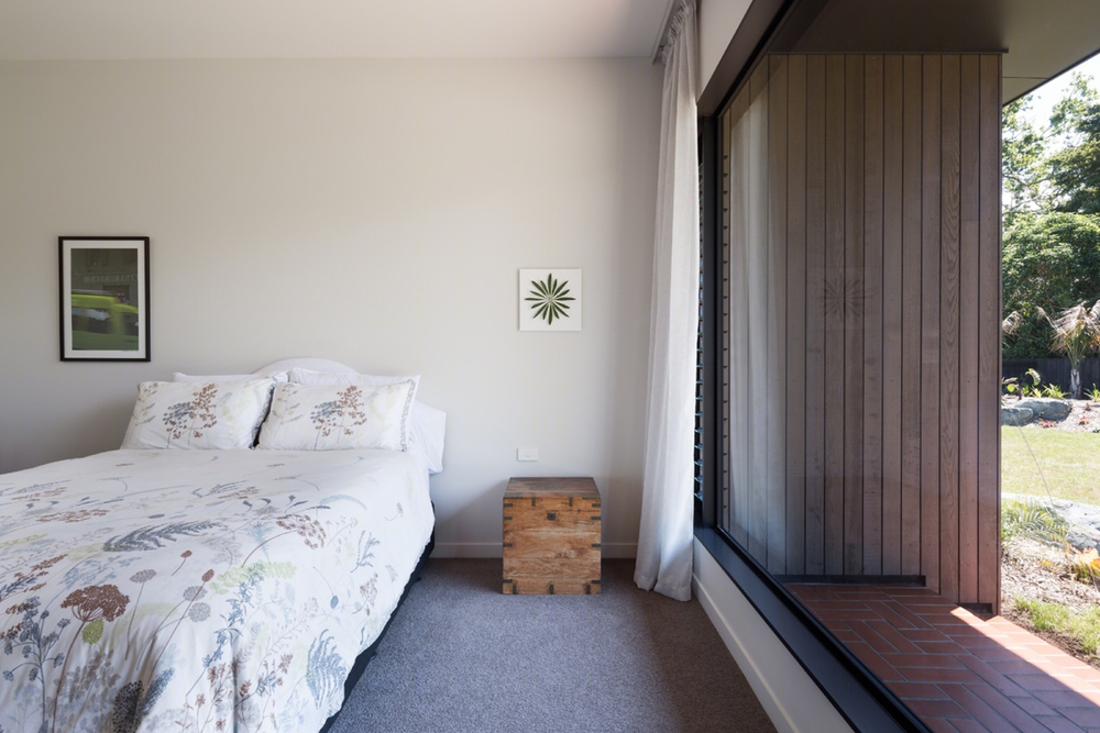 新西兰"檐下"住宅，黑色屋檐的景观视野