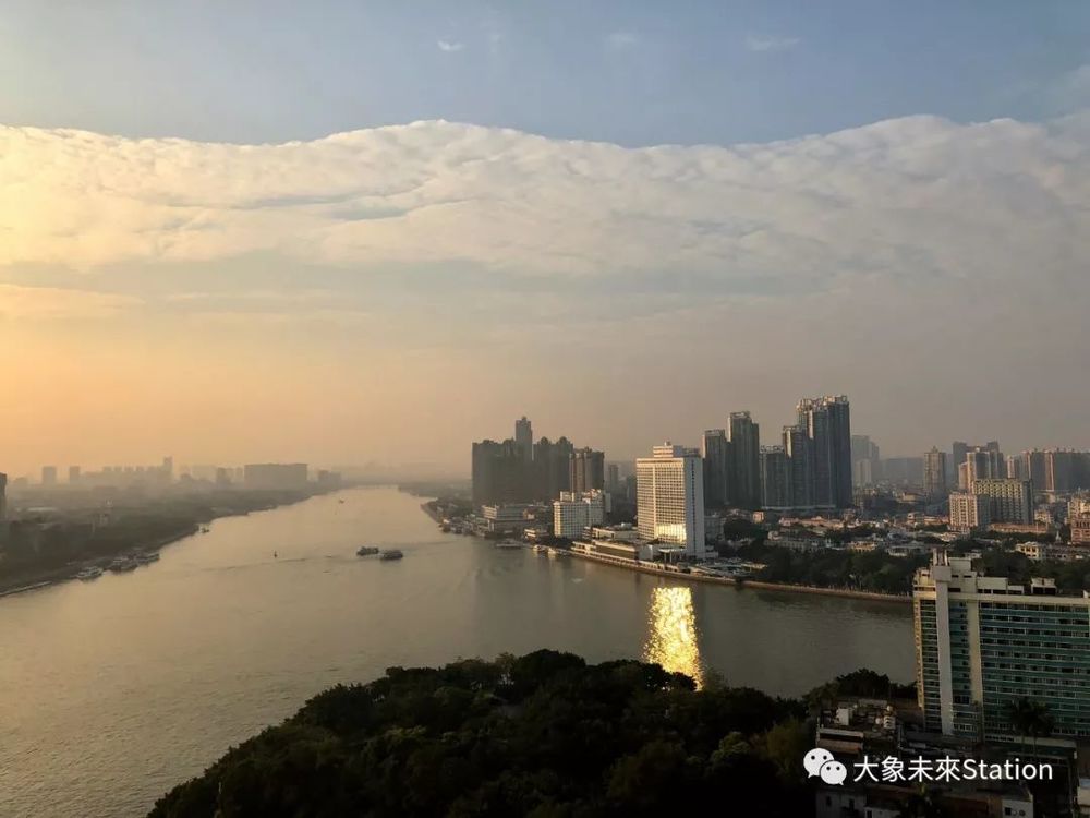 珠江畔的天誉半岛杨宅，融入 270 度江景的现代设计