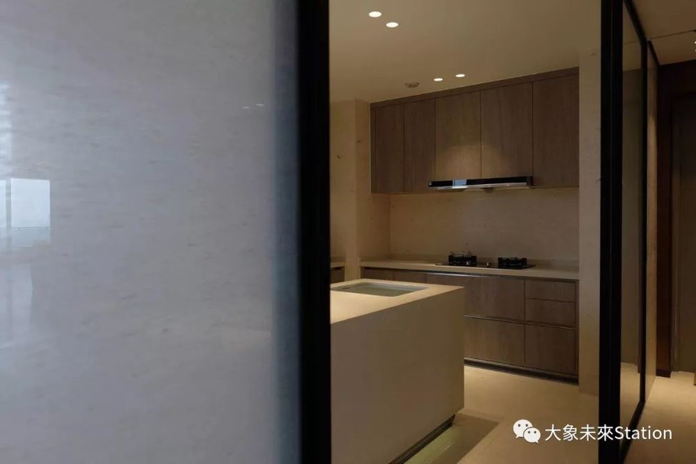 珠江畔的天誉半岛杨宅，融入 270 度江景的现代设计
