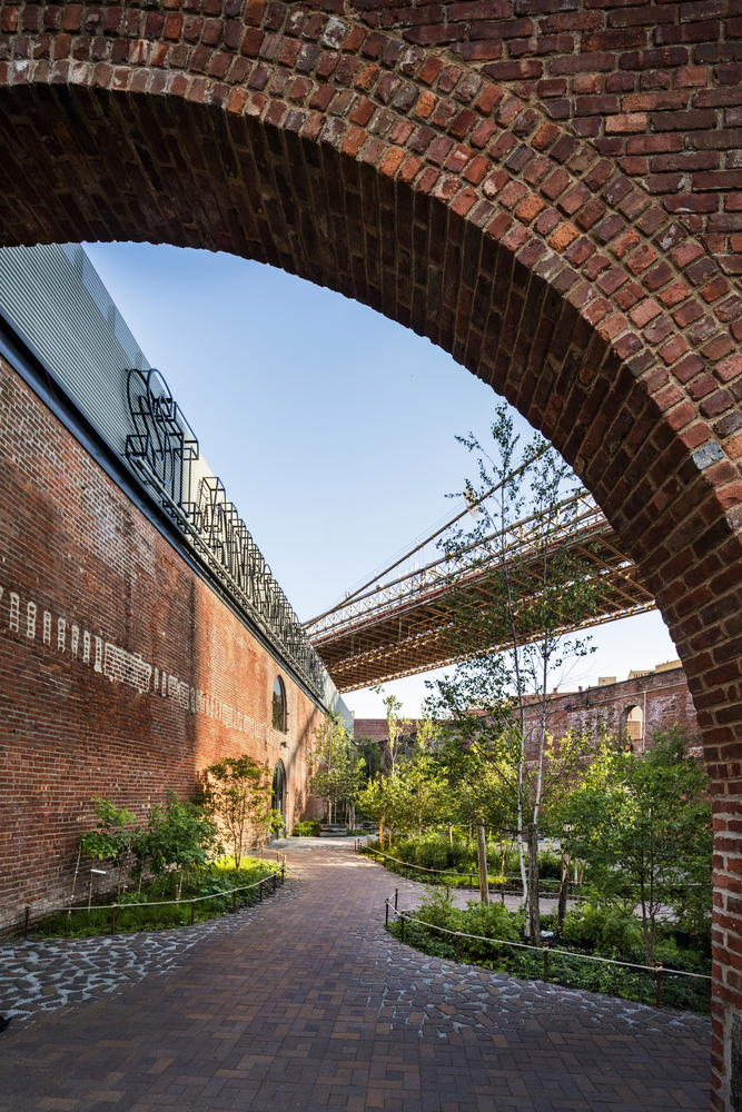 致敬历史，展现灵活舞台——St. Ann's Warehouse 剧院设计