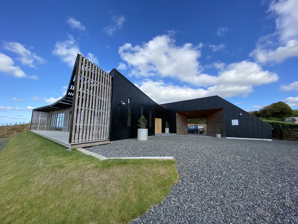 英国康沃尔可持续建筑 - 融入自然美景的现代家庭住宅