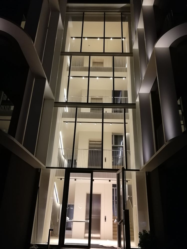 "湖畔住宅区"老展会区域重生，54 套公寓展现设计魅力