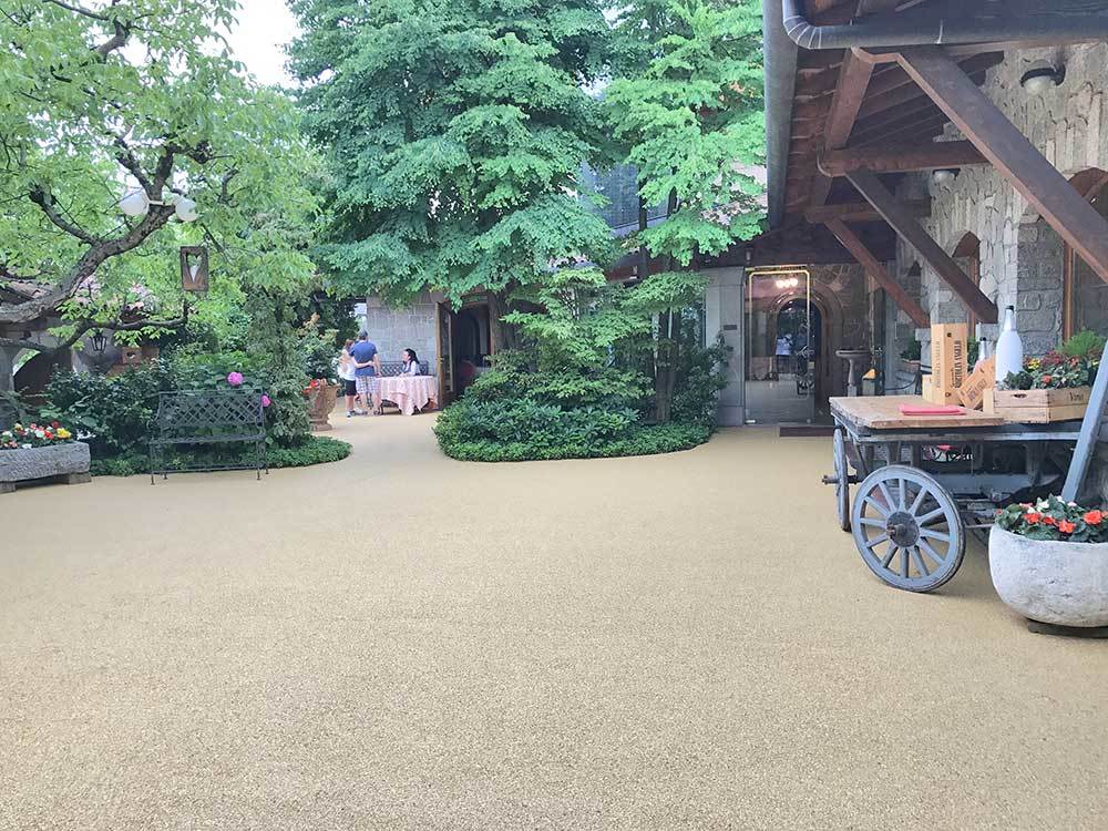 意大利 Bergamo 餐厅自然石铺装，舒适温馨的外部空间