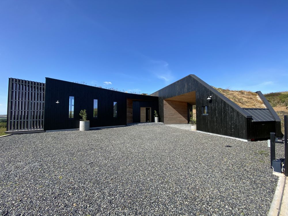 英国康沃尔可持续建筑 - 融入自然美景的现代家庭住宅