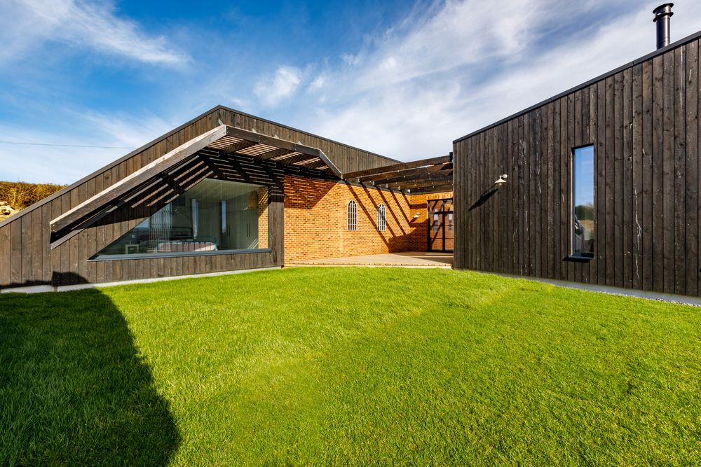 英国康沃尔可持续建筑 - 融入自然美景的现代家庭住宅