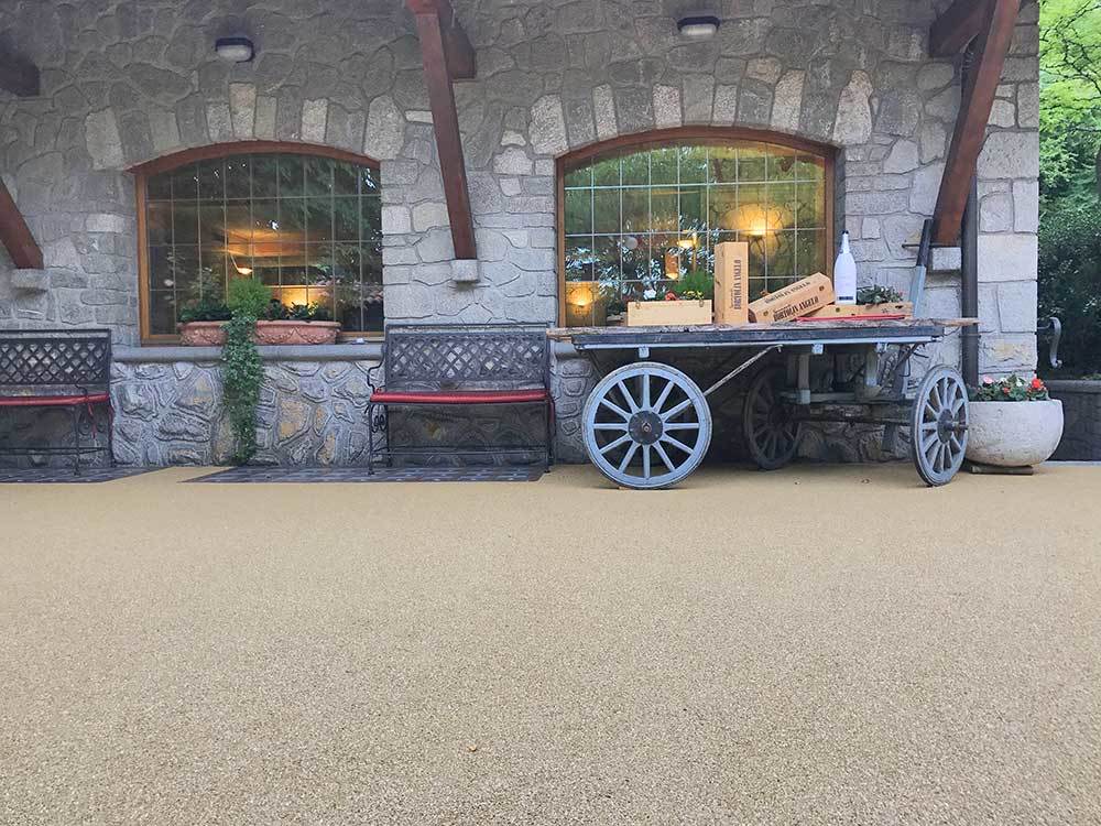 意大利 Bergamo 餐厅自然石铺装，舒适温馨的外部空间