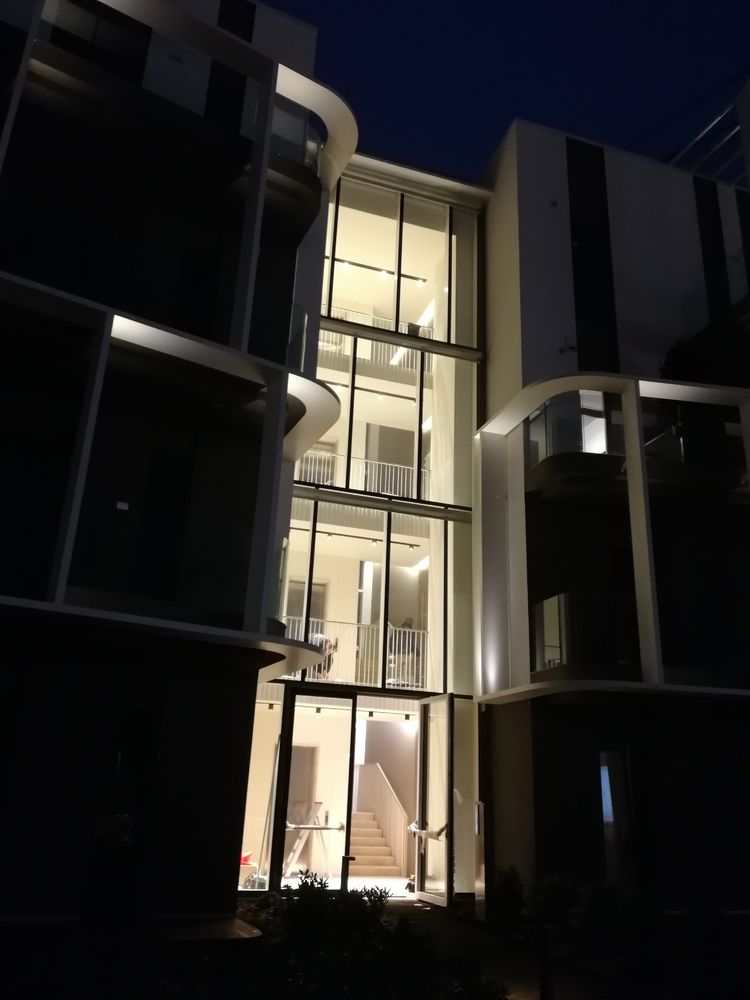 "湖畔住宅区"老展会区域重生，54 套公寓展现设计魅力