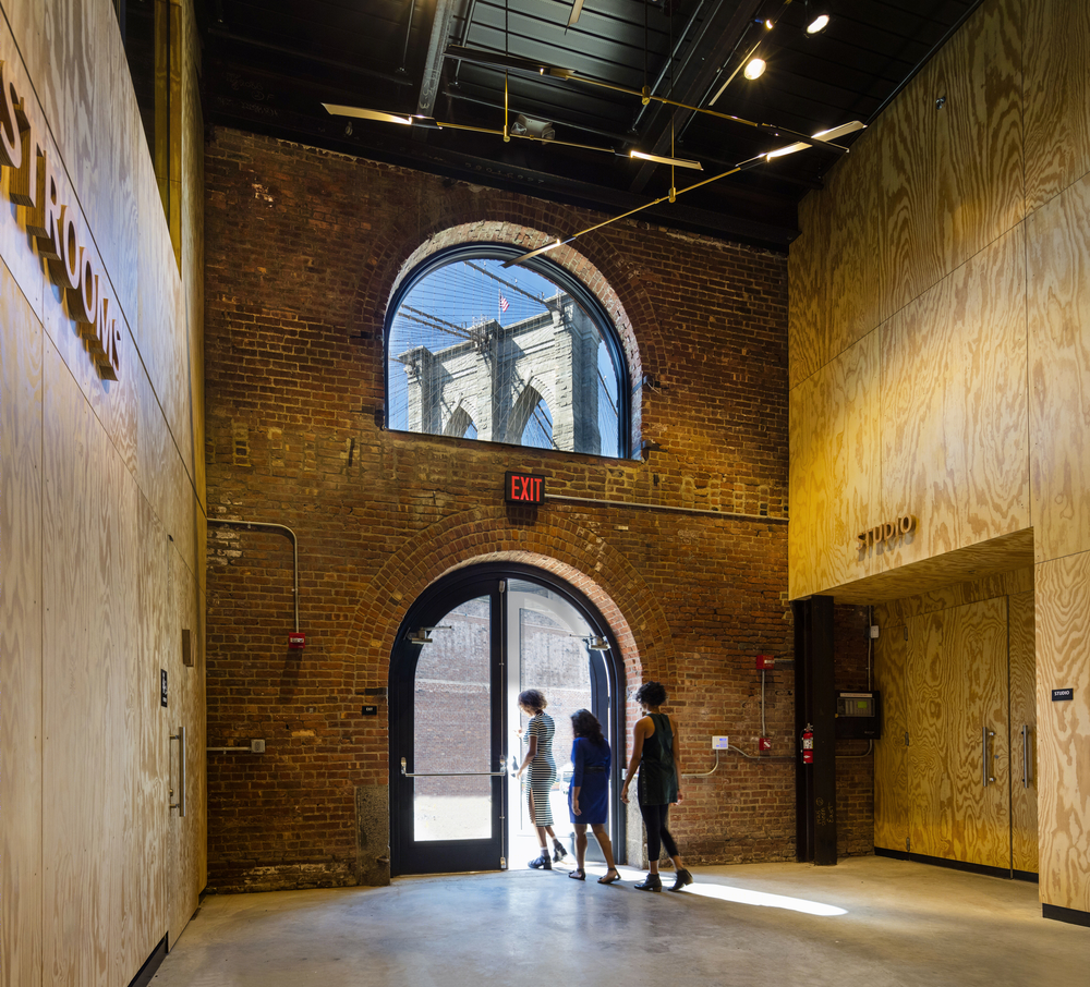 致敬历史，展现灵活舞台——St. Ann's Warehouse 剧院设计