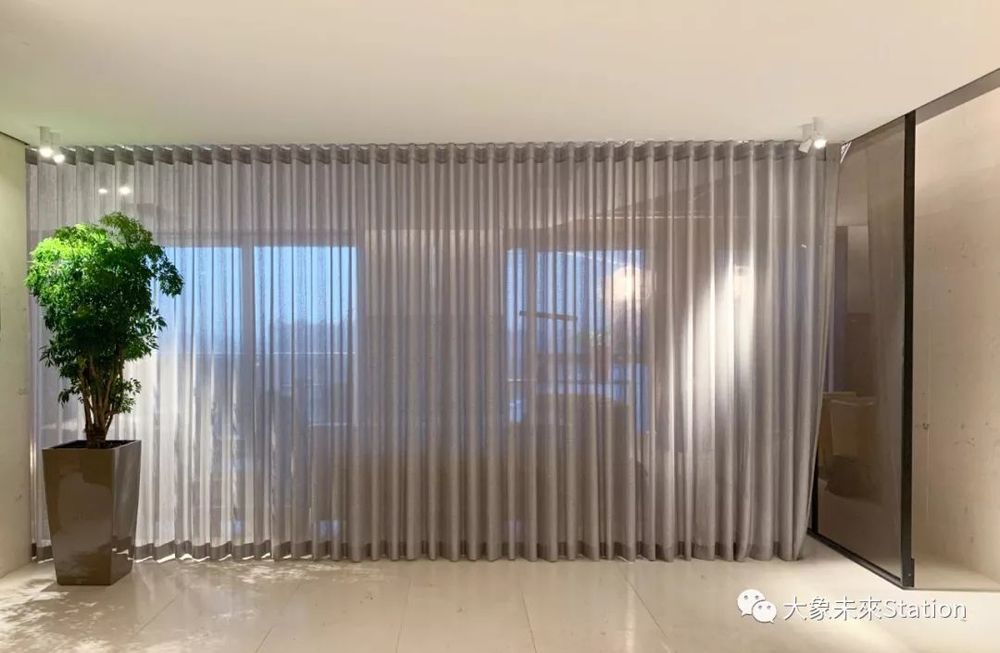 珠江畔的天誉半岛杨宅，融入 270 度江景的现代设计
