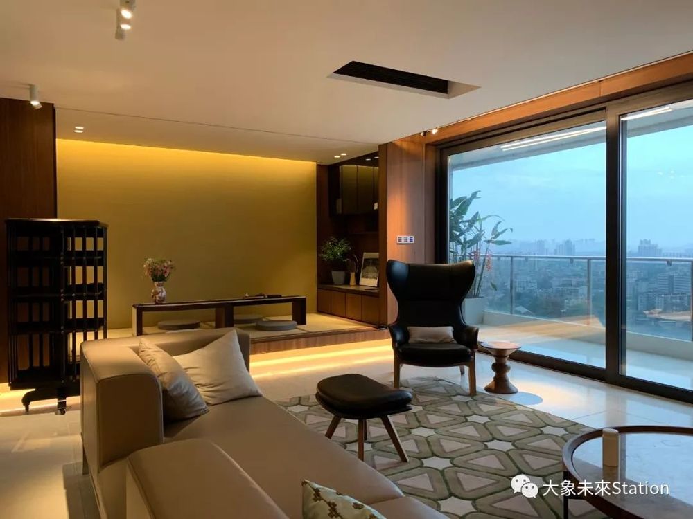 珠江畔的天誉半岛杨宅，融入 270 度江景的现代设计
