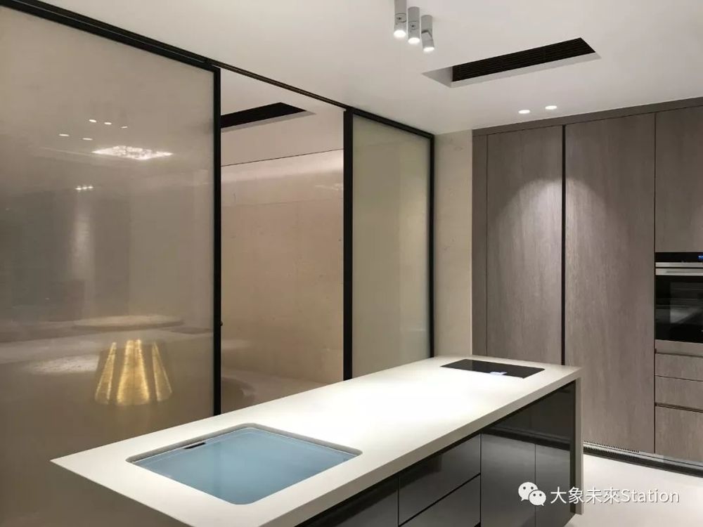 珠江畔的天誉半岛杨宅，融入 270 度江景的现代设计