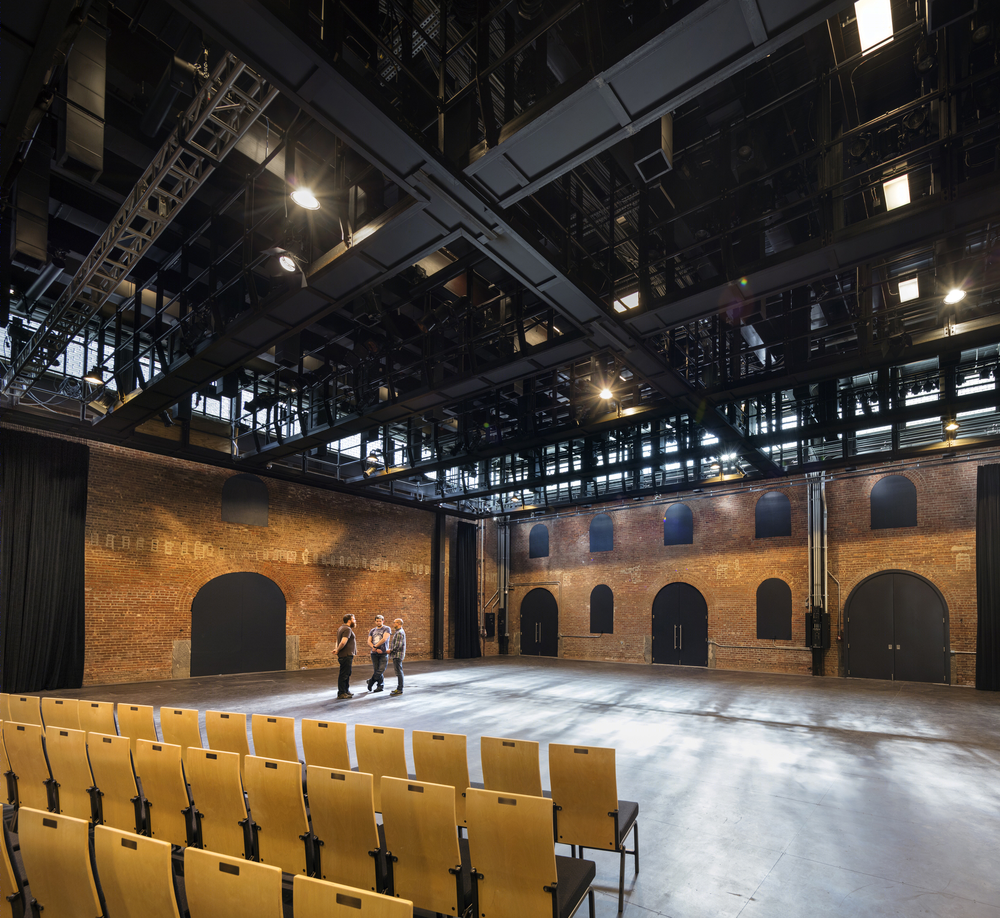 致敬历史，展现灵活舞台——St. Ann's Warehouse 剧院设计