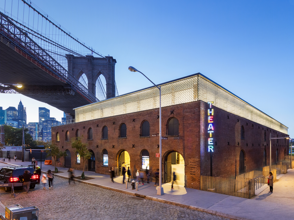 致敬历史，展现灵活舞台——St. Ann's Warehouse 剧院设计