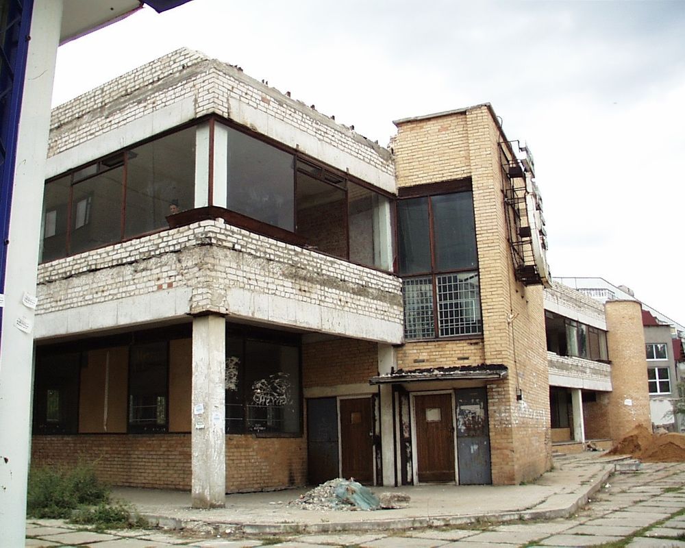 时空穿越——70 年代建筑的现代银行室内设计