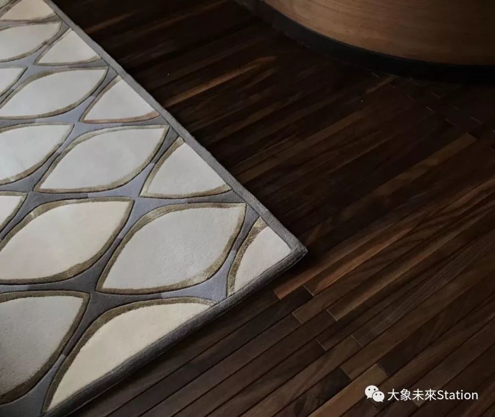 珠江畔的天誉半岛杨宅，融入 270 度江景的现代设计